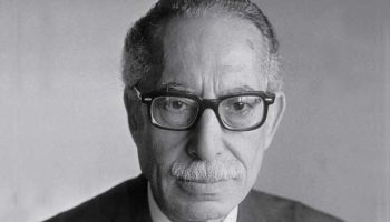 كل عظيم غريب بين أهله