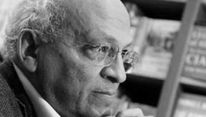 الوافد من بعيد في نظر القوم غريب، وهم بالنسبة إليه كذلك؛ فالكل غرباء